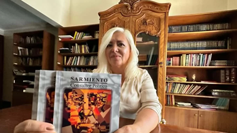 Federica Mariconda con su nueva publicacion, esta vez sobre Domingo Faustino Sarmiento.