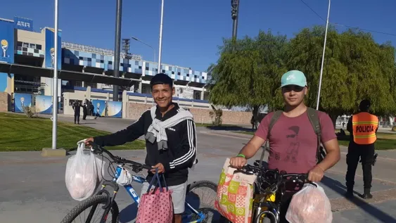 Los estudiantes que se las ingeniaron para sacar unos pesos afuera del Bicentenario