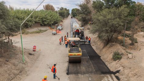 La obra de pavimentación que lleva adelante Infraestuctura en la Calle Eugenio Flores, en Jáchal, muestra importantes avances.