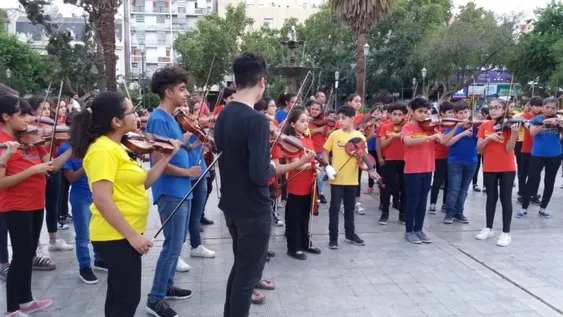 La Orquesta Escuela tocó en la Plaza 25 para invitar al festival solidario “Por Vos 2018”
