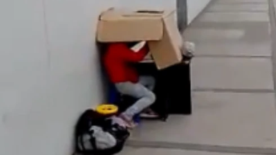 La historia de una nena que estudia debajo de cartones mientras su papá trabaja