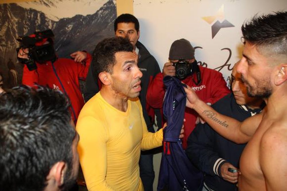Fotos: Tevez, ‘saqueado’ por los rivales en el túnel