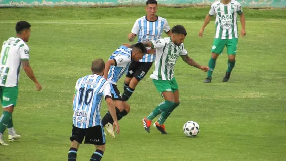 EXPERIENCIA. Marcos Figueroa controla ante la marca de los volantes de Argentino. Desamparados pasó a Cuarta Ronda y jugará contra Atenas. Foto: De Local.