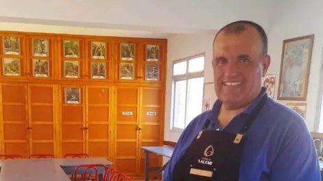 Diario de Cuyo | EN ACCIÓN. Un martes de cada mes, Mauricio Barón, el reconocido chef sanjuanino, contribuye con las cenas solidarias que organiza una capilla.