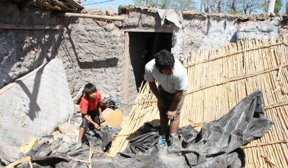 Se les cayó el techo y no  tienen un lugar para vivir