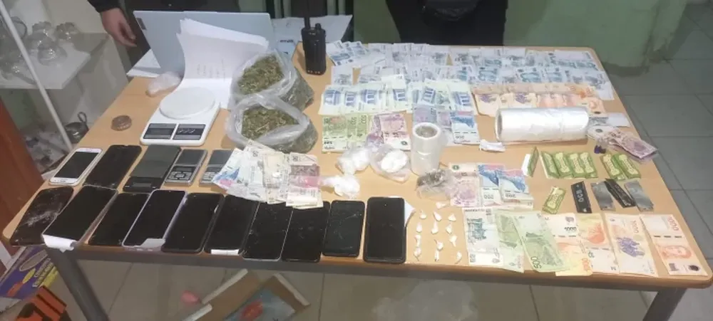 Cuatro detenidos en allanamientos: secuestran marihuana, cocaína y 400 mil pesos