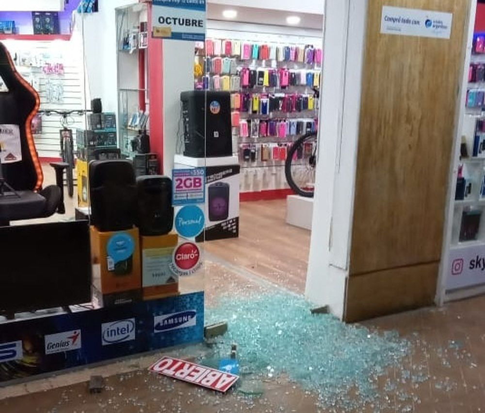 Pierden $200.000 por un robo de 5 celulares y daños en el comercio