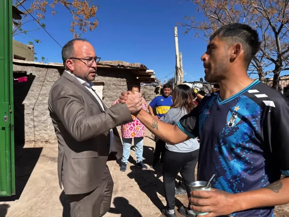 El intendente Miodowsky recorrio Villa Chacabuco para anunciar nuevas obra a los vecinos.