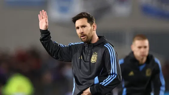 EL CAPITÁN no pudo ocultar su emoción al recibir el cariño de su público.