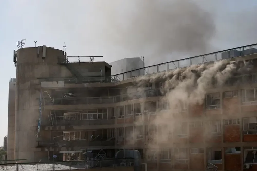 Un hospital israelí fue alcanzado por un misil iraní y Netanyahu prometió que Teherán “pagará un alto precio”