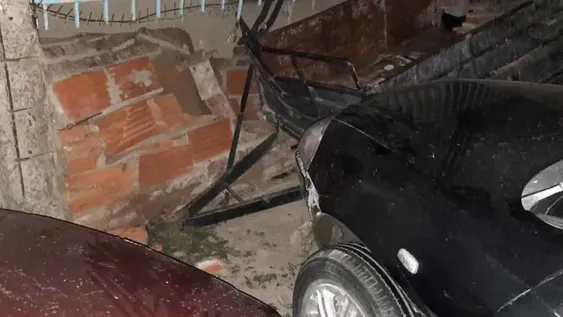 Alcoholizado, chocó contra una casa, amenazó a la dueña y después agredió a la policía