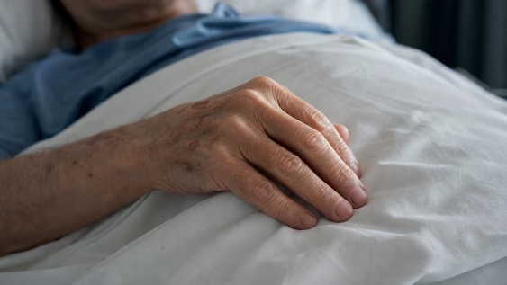 murio de cancer, sus sobrinos descubrieron que se habia casado con su cuidadora 21 dias antes y buscan impugnarlo