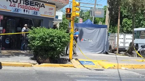 Un hombre se descompensó mientras caminaba y murió frente al Centro Cívico