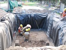 La construcción de las bases para los nuevos tanques de agua que instalará la UCCuyo avanza en tiempo y forma. La construcción de las bases para los nuevos tanques de agua que instalará la UCCuyo avanza en tiempo y forma.