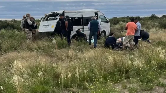 Volcó un utilitario en el que viajaban 15 personas: conmoción por la muerte de Roco