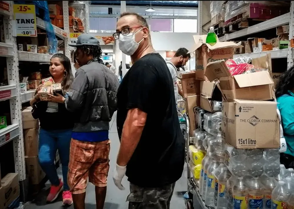 ¿Es posible infectarse al tocar los alimentos en el supermercado?