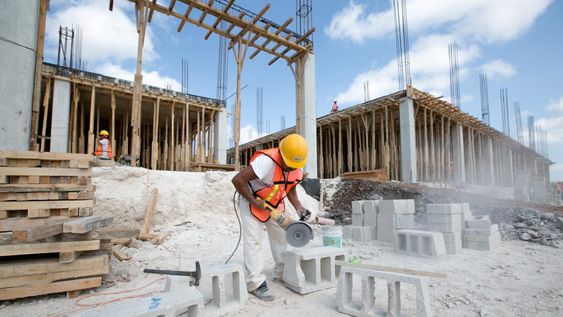 La industria y la construcción volvieron a caer en febrero