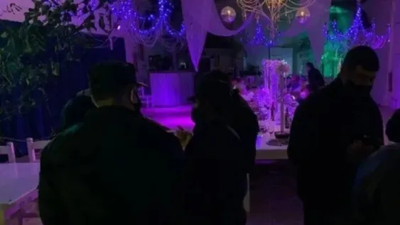 Aprovechó que sus padres no estaban en casa y organizó una fiesta clandestina