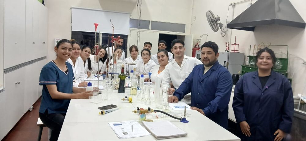 Alumnos y docentes del instituto, durante una práctica de laboratorio en la sede de la Escuela Fontana. La institución, que este año cumple tres décadas, prepara para 2027 su mayor reforma académica.