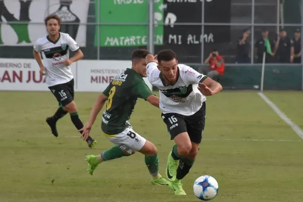 Defensa tuvo problemas con un vuelo y pidió postergar el partido con San Martín