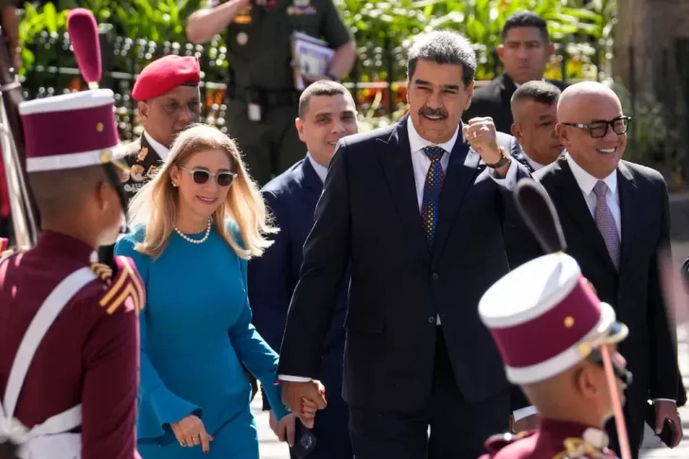 Nicolás Maduro y su esposa Cilia Flores llegan a la Asamblea Nacional para la ceremonia de juramentación.