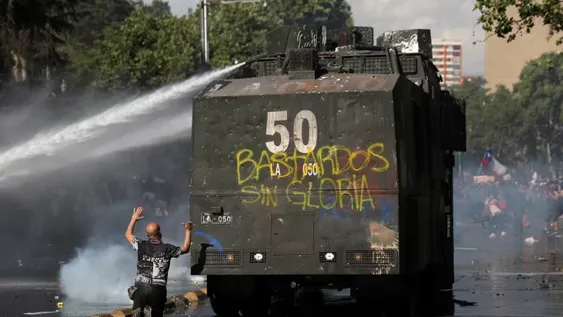 Miles de chilenos salieron a manifestarse y hubo disturbios en Santiago y Valparaíso