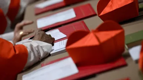 Cónclave: a qué hora se espera otra fumata y cuántas veces más votarán los cardenales