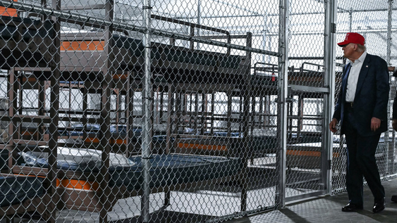 Cómo es el centro de detención para ilegales que inauguró Trump, que está en la selva, rodeado de caimanes y pitones