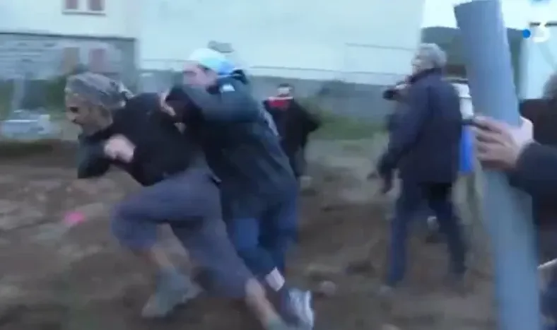 Una monja tacleó a un hombre que quería evitar la construcción de un centro católico
