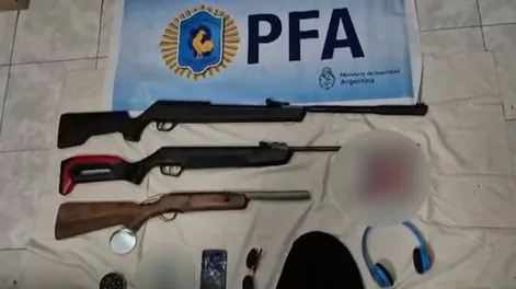 Durante el allanamiento, las fuerzas de seguridad incautaron armas de fuego de imitación.