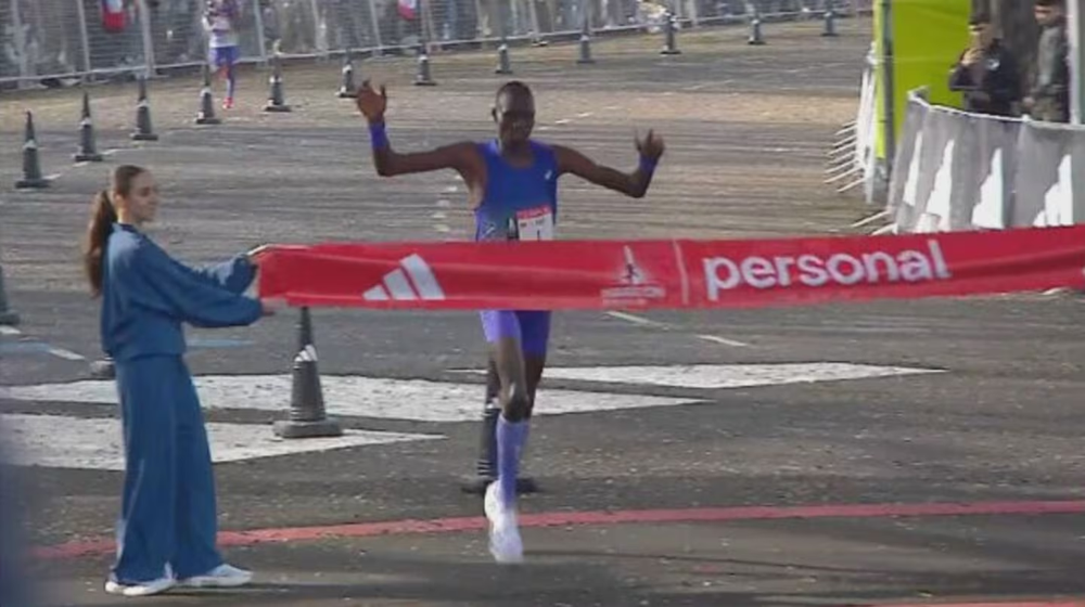 Bethwel Kibet Chumba cruzando la meta.