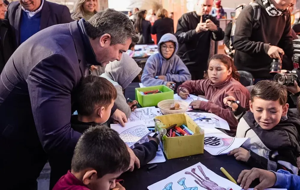 SALUDO. En su visita al Tren de Capital Humano, en el departamento Sarmiento, el gobernador Orrego saludo a los niños que estaban participando de las actividades recreativas.