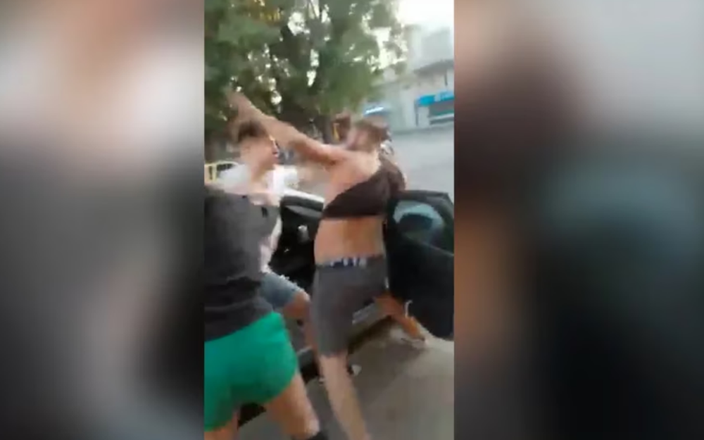 “Lo vas a matar, ¡pará!”: el video de la feroz pelea a la salida de un boliche en San Pedro