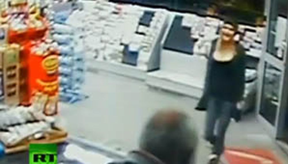 En Australia, una voluptuosa mujer robó mientras sonreía