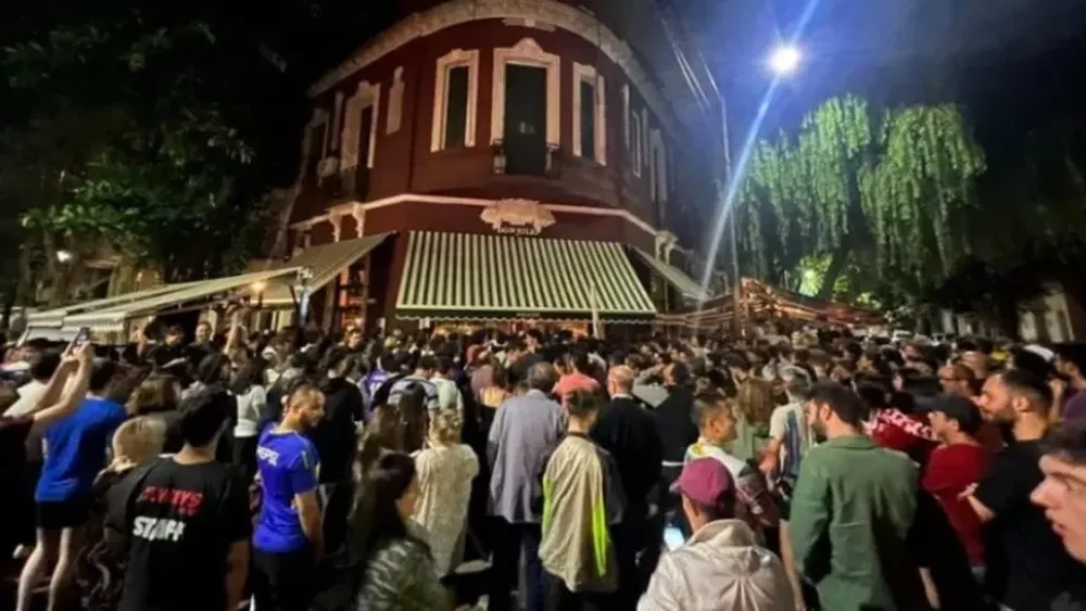 Messi fue a comer a una parrilla porteña y afuera una multitud le cantó “Muchachos…”