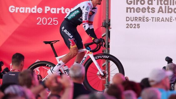 EL ESLOVENO, máximo favorito, escoltó a Tarling en la crono y es nuevo líder.