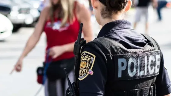 Condenaron a un jefe policial por pedirle a un exagente que trabaje en minifalda y colaless