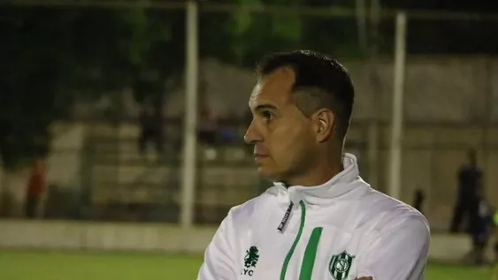 El DT de Desamparados, Cristian Bove, aislado