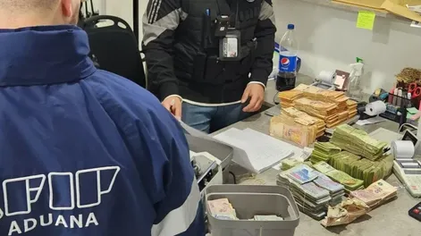 Secuestraron más de medio millón dólares que salían de contrabando en un auto a Paraguay