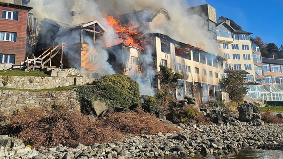 Diversas fuerzas, incluyendo bomberos voluntarios, SPLIF, Policía de Río Negro y Protección Civil, desplegaron un operativo conjunto para contener el incendio