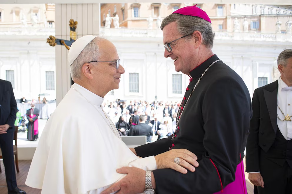 Saludo de Jorge García Cuerva al Papa León XIV en el Vaticano. Volverán a verse en noviembre en la Argentina.