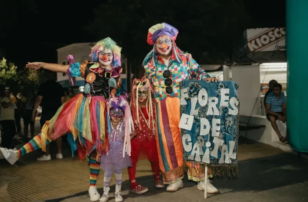 SIN EDAD. Niños y grandes participaron de los festejos de carnaval en Capital.