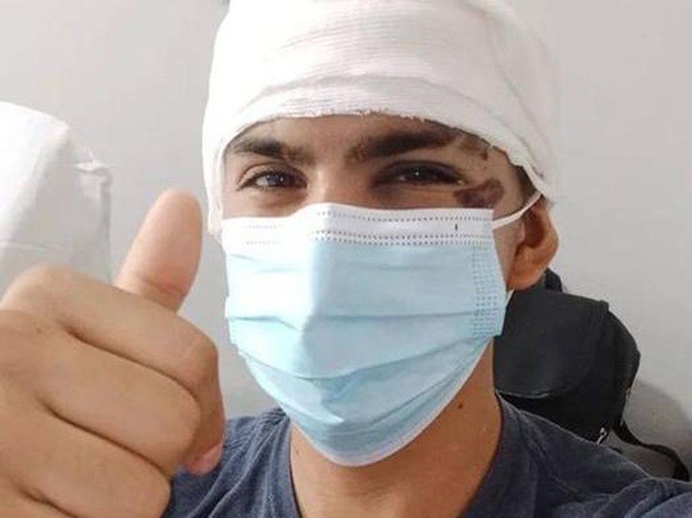 Le dieron un botellazo a un futbolista y tuvieron que operarlo