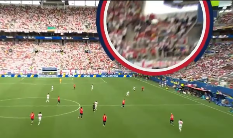 La pelota parece pegar en un cable que sostiene a una cámara aérea en la antesala del primer gol de Inglaterra contra Noruega en el Mundial.