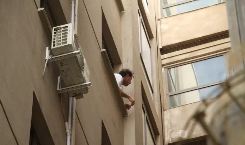 Fue a vender dólares a un edificio céntrico y lo asaltaron y golpearon