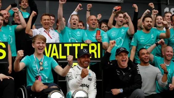 Hamilton ganó de punta a punta en Silverstone