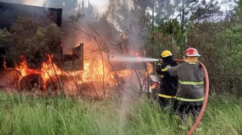 Una pareja murió calcinada tras un trágico choque en la ruta: su auto se incendió y quedaron atrapados