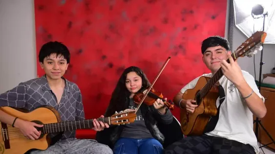 Ale, Leo y Caro, los hermanos Pastén que conforman el Trío Sierra Maestra