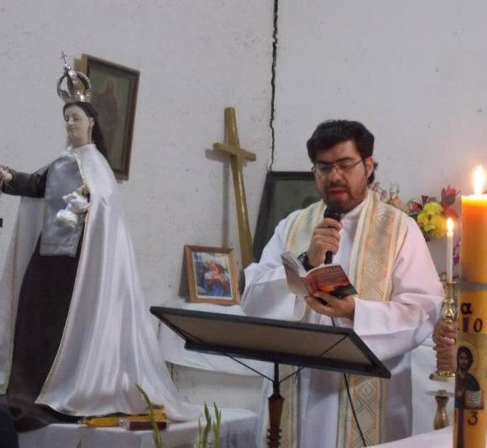Alejandro, el cura multiuso