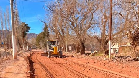 El municipio de Calingasta continúa trabajando para recuperar los caminos afectados por el temporal de lluvia y nieve.